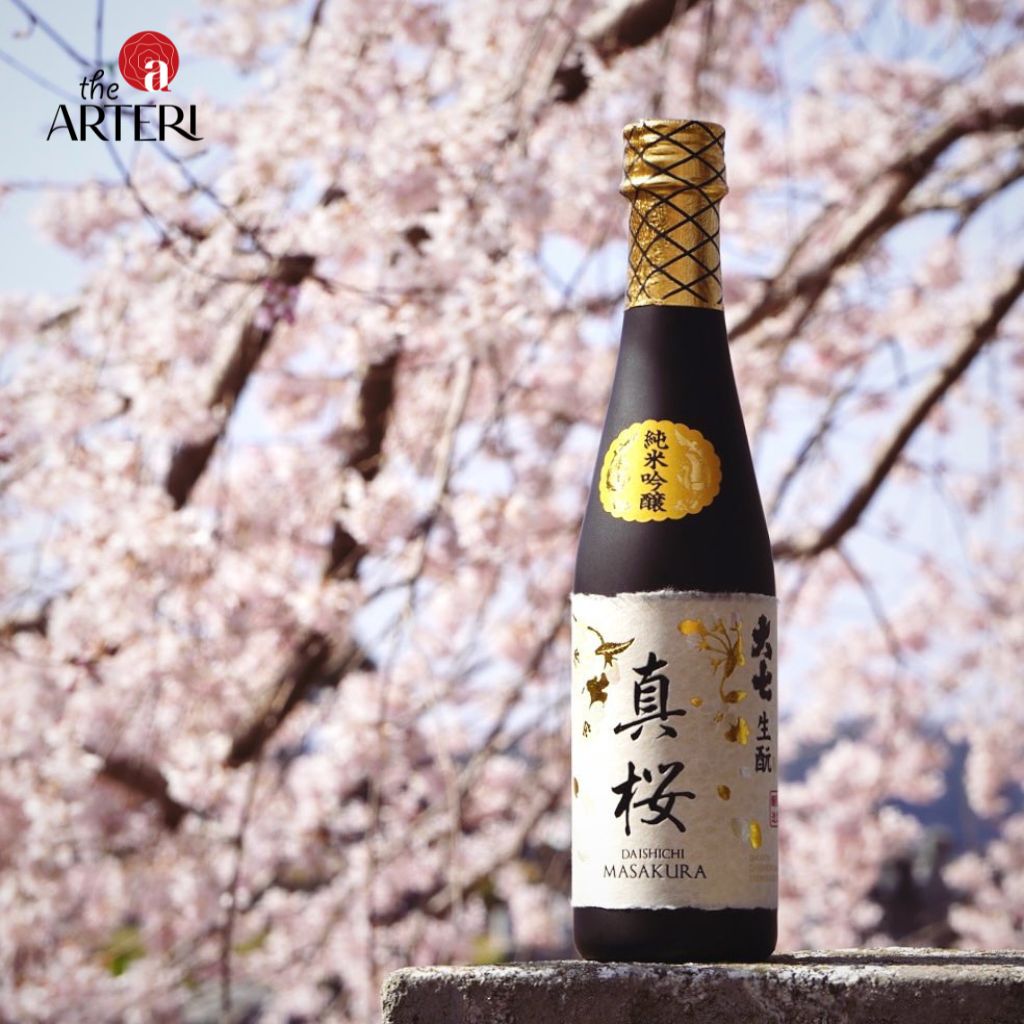 Phi&ecirc;n bản 300ml tinh gọn với điểm nhấn hoa anh đ&agrave;o &aacute;nh kim nổi bật, vừa tinh tế vừa sang trọng.