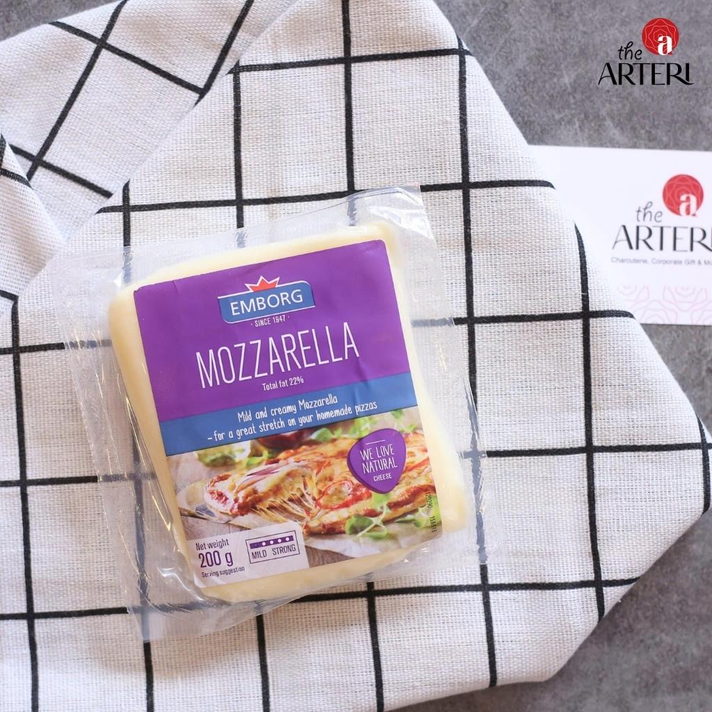 Kéo sợi hoàn hảo, tan chảy ngất ngây – Mozzarella Emborg là lựa chọn lý tưởng cho những chiếc pizza tự làm tại nhà.