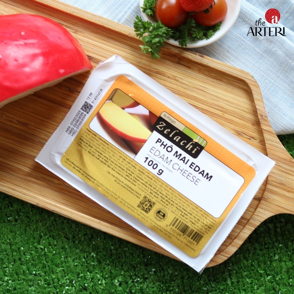  Lớp vỏ sáp đỏ của phô mai Edam không chỉ giữ phô mai luôn tươi ngon mà còn mang nét cổ điển khó nhầm lẫn.