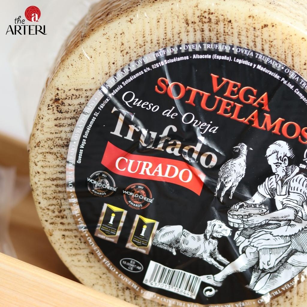 Lớp vỏ đậm m&agrave;u truffle tự nhi&ecirc;n, đẹp mắt v&agrave; đậm vị đặc trưng.