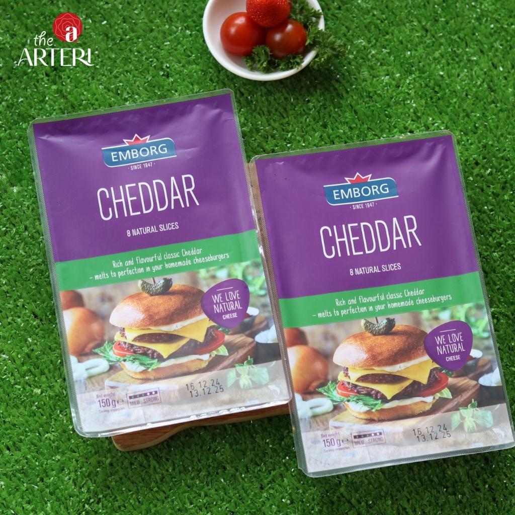 Kết hợp ho&agrave;n hảo với Charcuterie Board &ndash; Vị đậm đ&agrave; của ph&ocirc; mai Cheddar Emborg gi&uacute;p c&acirc;n bằng giữa c&aacute;c th&agrave;nh phần trong set.