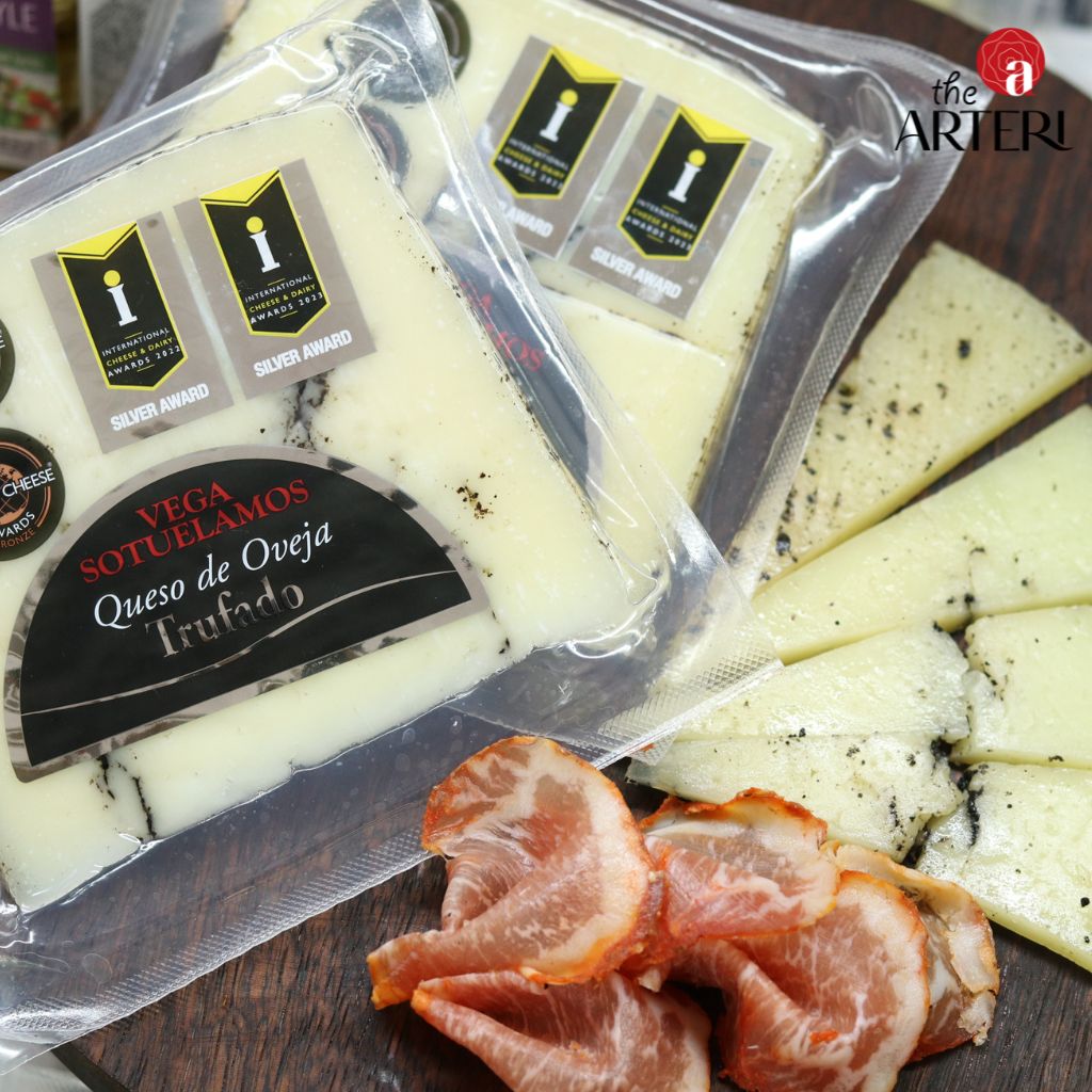 Vị béo ngậy từ sữa cừu hòa quyện với nấm truffle – từng lát phô mai là một tác phẩm nghệ thuật đầy mê hoặc.