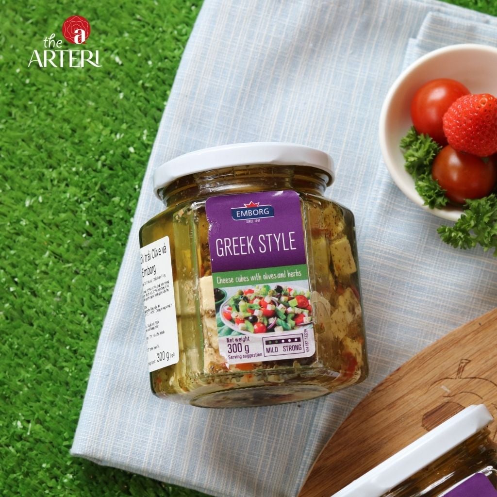 Mang hương vị Địa Trung Hải về b&agrave;n ăn &ndash; Ph&ocirc; mai Greek Style thấm vị olive v&agrave; thảo mộc, l&yacute; tưởng cho salad tươi m&aacute;t hoặc khai vị tinh tế.