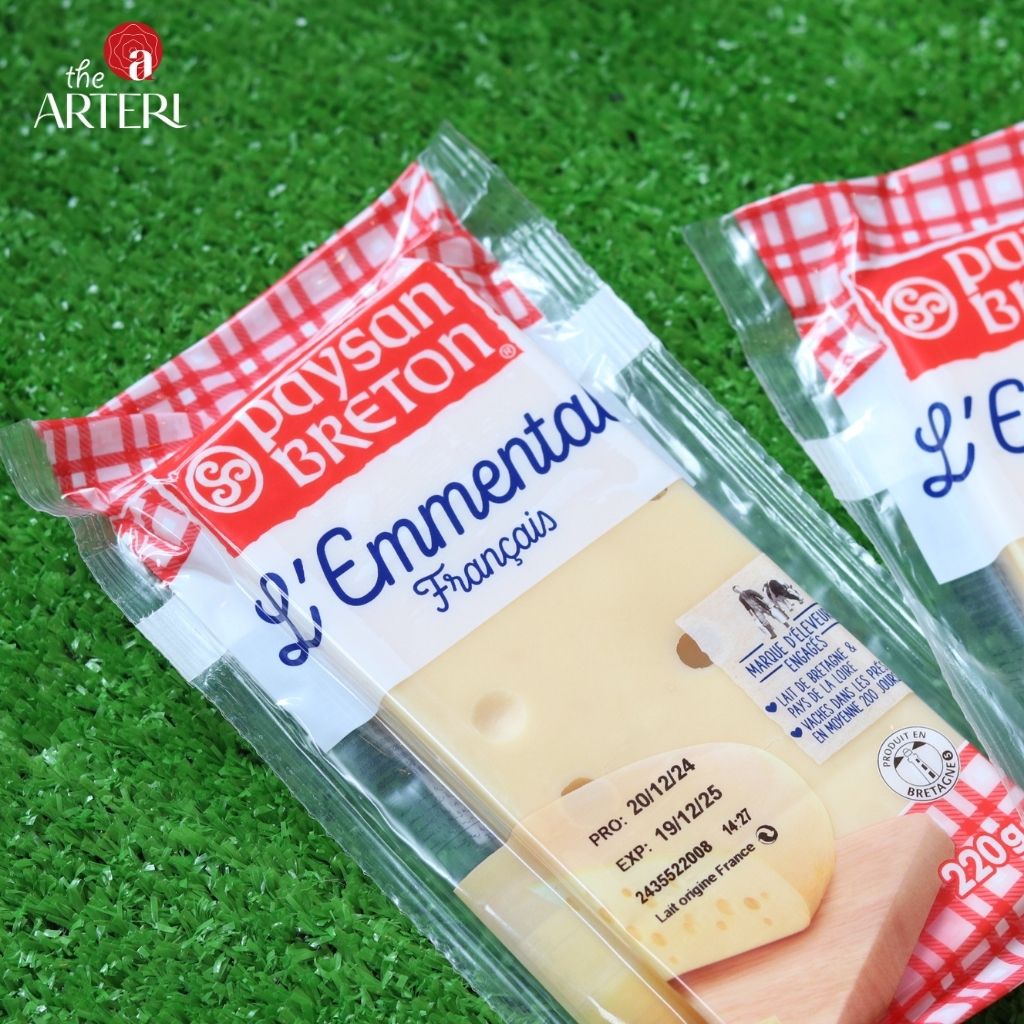 Lỗ kh&iacute; tự nhi&ecirc;n, đặc trưng của ph&ocirc; mai Emmental &ndash; mềm, b&eacute;o nhẹ, thơm dịu vị sữa Ph&aacute;p.