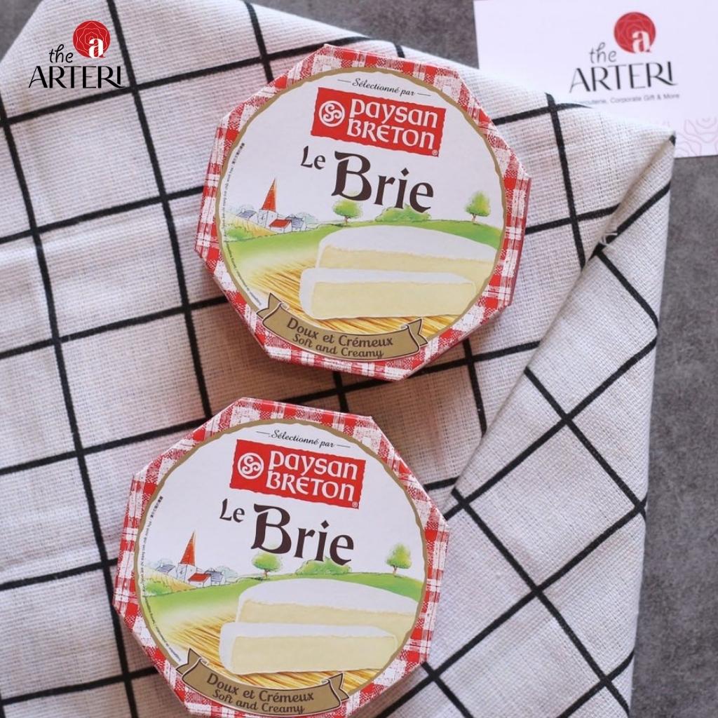 Brie mềm mịn kết hợp cùng jamon Iberico, nho tươi, mật ong và bánh cracker – set charcuterie đơn giản mà “best-seller”.