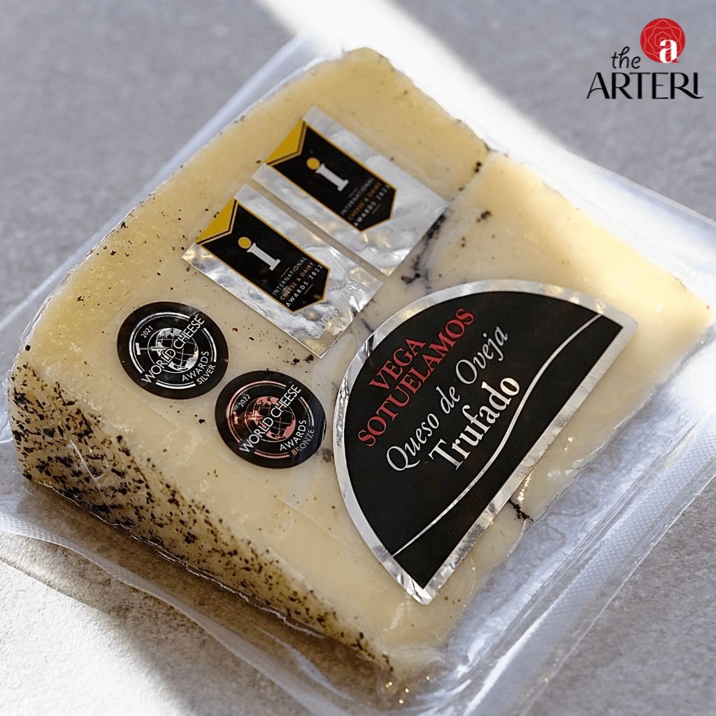 Lớp nấm truffle đen nổi bật trên nền phô mai trắng sữa – tinh tế từ hình thức đến hương vị.