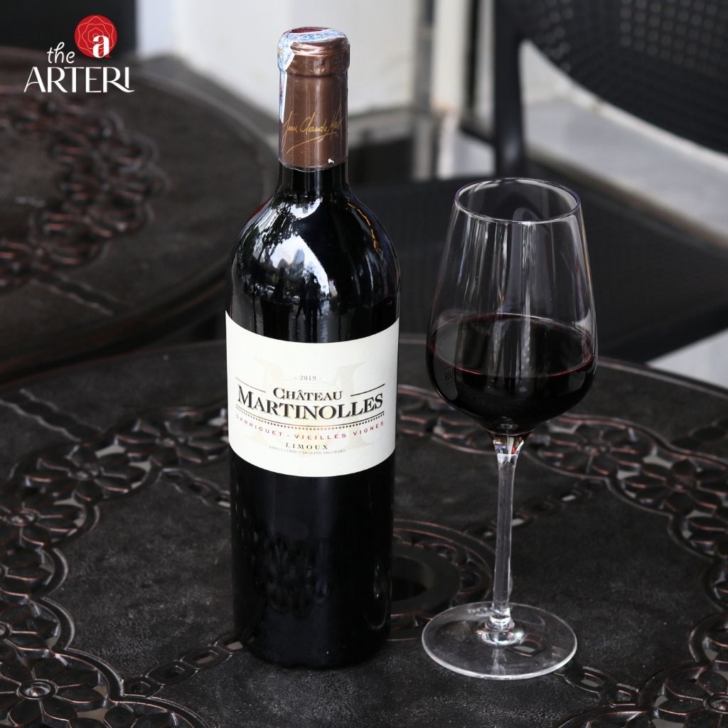 Một ly Martinolles bên bàn tiệc – khi thời gian chậm lại để nhường chỗ cho trải nghiệm tinh tế.