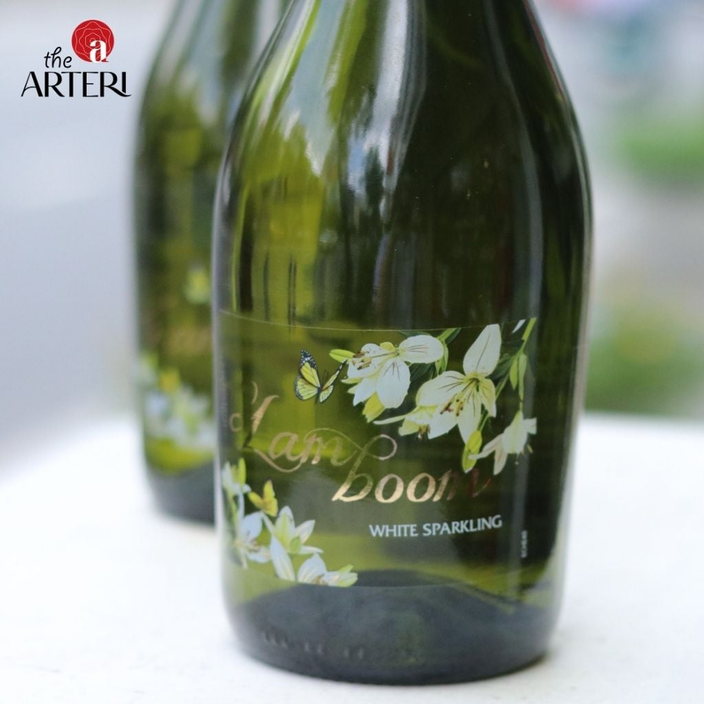 Cận cảnh họa tiết hoa trắng v&agrave; c&aacute;nh bướm &ndash; sự tinh tế được thể hiện tr&ecirc;n từng chi tiết của chai vang sủi.