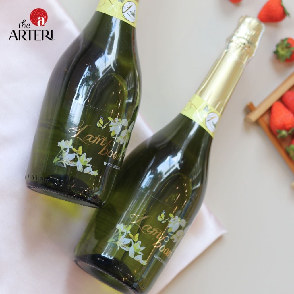 Tỏa s&aacute;ng với sắc xanh thanh m&aacute;t, Lamboom White Sparkling mang đến cảm hứng tiệc t&ugrave;ng đầy tinh tế v&agrave; sảng kho&aacute;i.