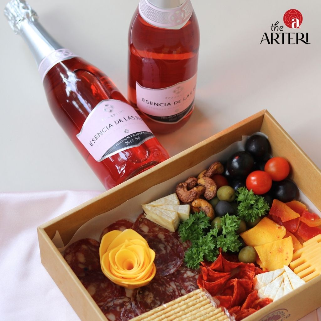 ự kết hợp tinh tế giữa vang hồng kh&ocirc;ng cồn v&agrave; set charcuterie &ndash; lựa chọn ho&agrave;n hảo cho bữa tiệc nhẹ nh&agrave;ng, đầy m&agrave;u sắc.