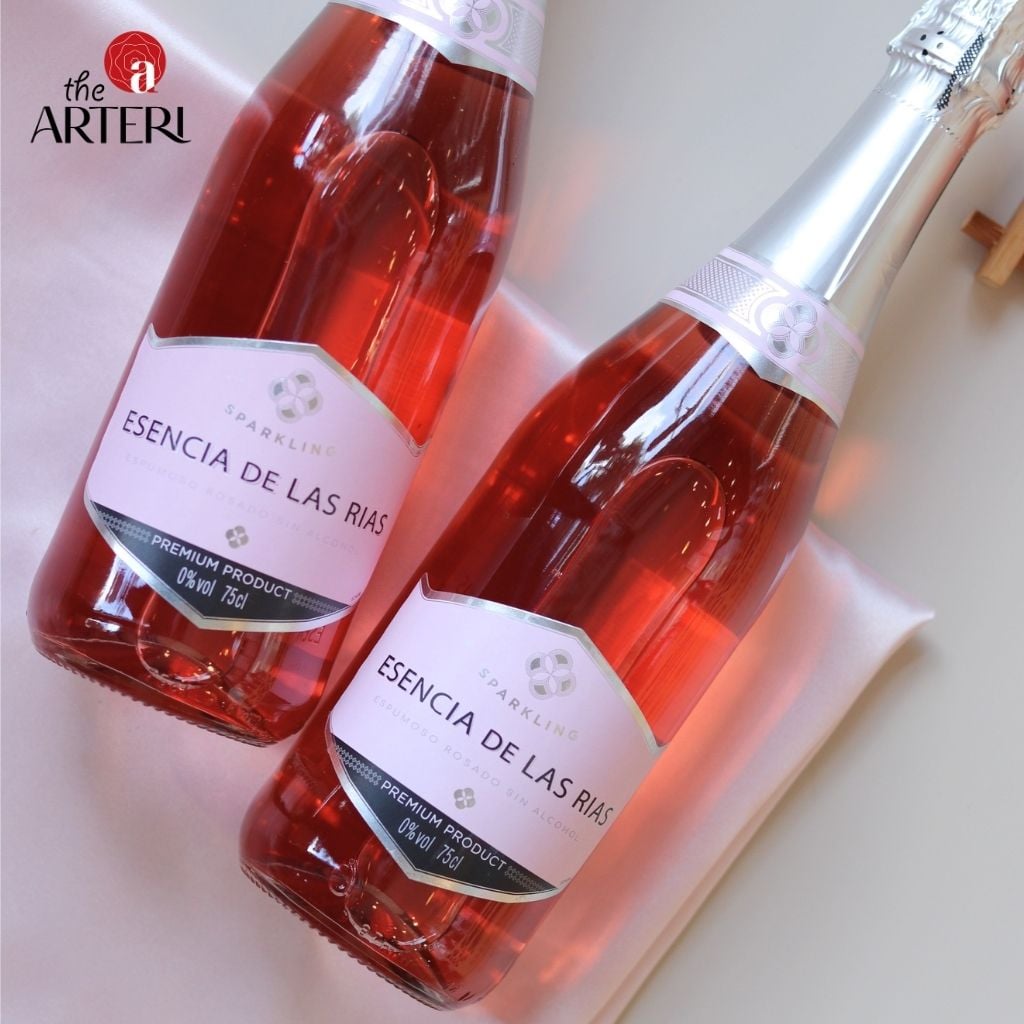 Hồng nhẹ quyến rũ, kh&ocirc;ng cồn, ph&ugrave; hợp cho khoảnh khắc &ndash; Esencia de las R&iacute;as Ros&eacute; l&agrave; sự lựa chọn an to&agrave;n v&agrave; tinh tế.