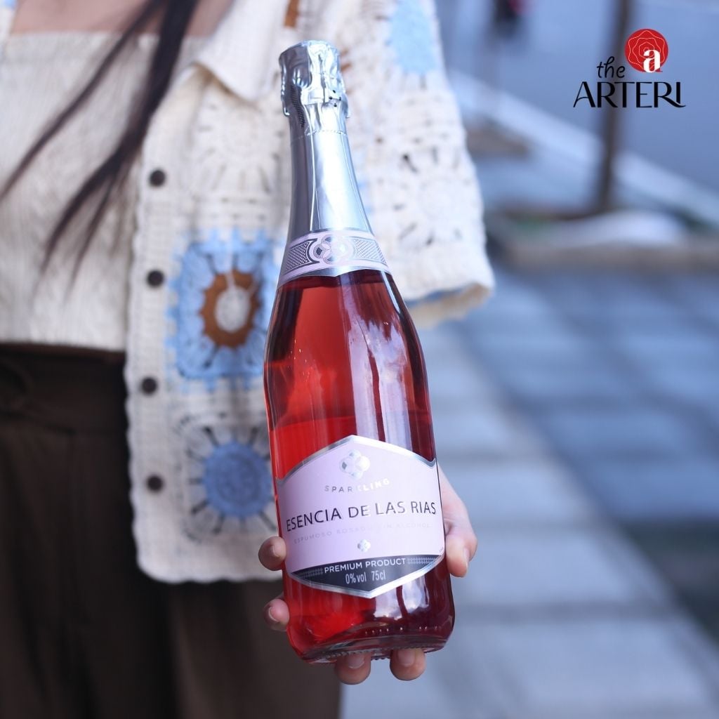Kh&ocirc;ng cần cồn vẫn đủ vui! Vang Esencia de las R&iacute;as Ros&eacute; &ndash; ngọt ng&agrave;o, thanh m&aacute;t v&agrave; đầy năng lượng để bạn toả s&aacute;ng.