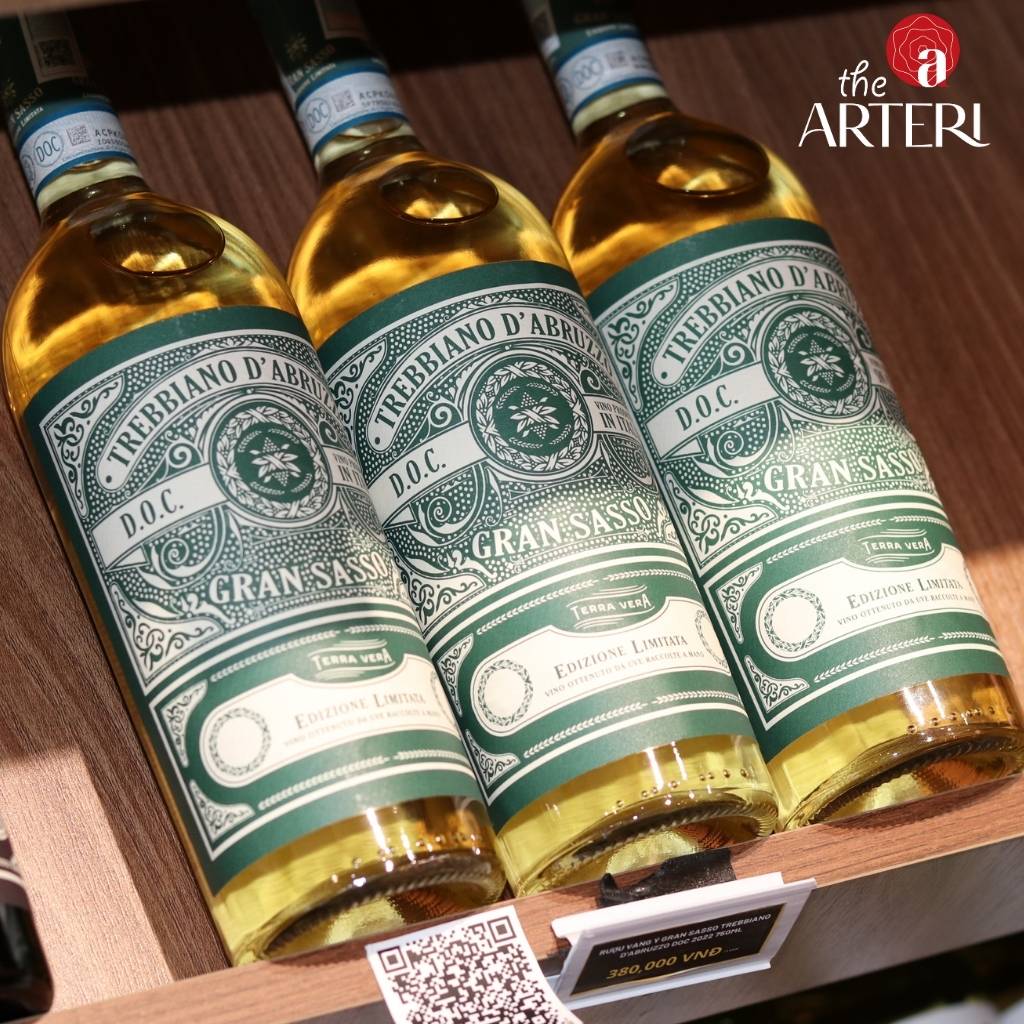 Lên kệ với diện mạo nổi bật, Gran Sasso Trebbiano thu hút mọi ánh nhìn ngay từ đầu.