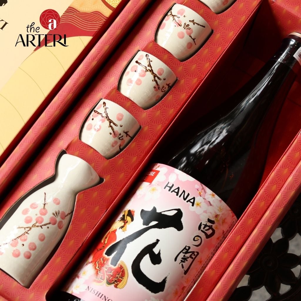 Sự kết hợp h&agrave;i h&ograve;a giữa rượu sake thượng hạng v&agrave; bộ ly sứ vẽ tay &ndash; m&oacute;n qu&agrave; kh&ocirc;ng chỉ đẹp mắt m&agrave; c&ograve;n đậm chất nghệ thuật.