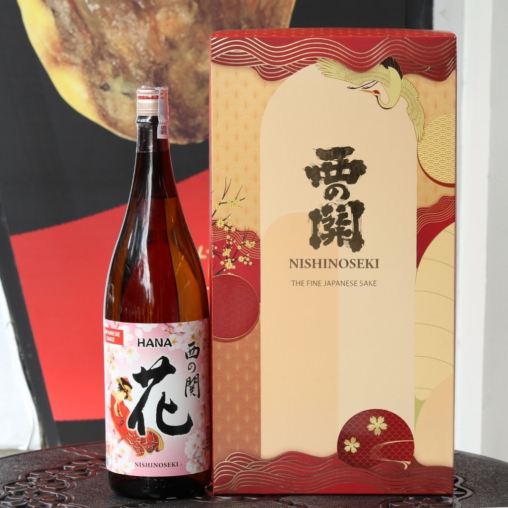 Hộp qu&agrave; Nishino Seki Hana ghi điểm với vẻ ngo&agrave;i trang nh&atilde;, sang trọng &ndash; mang theo th&ocirc;ng điệp tr&acirc;n qu&yacute; gửi đến người nhận.