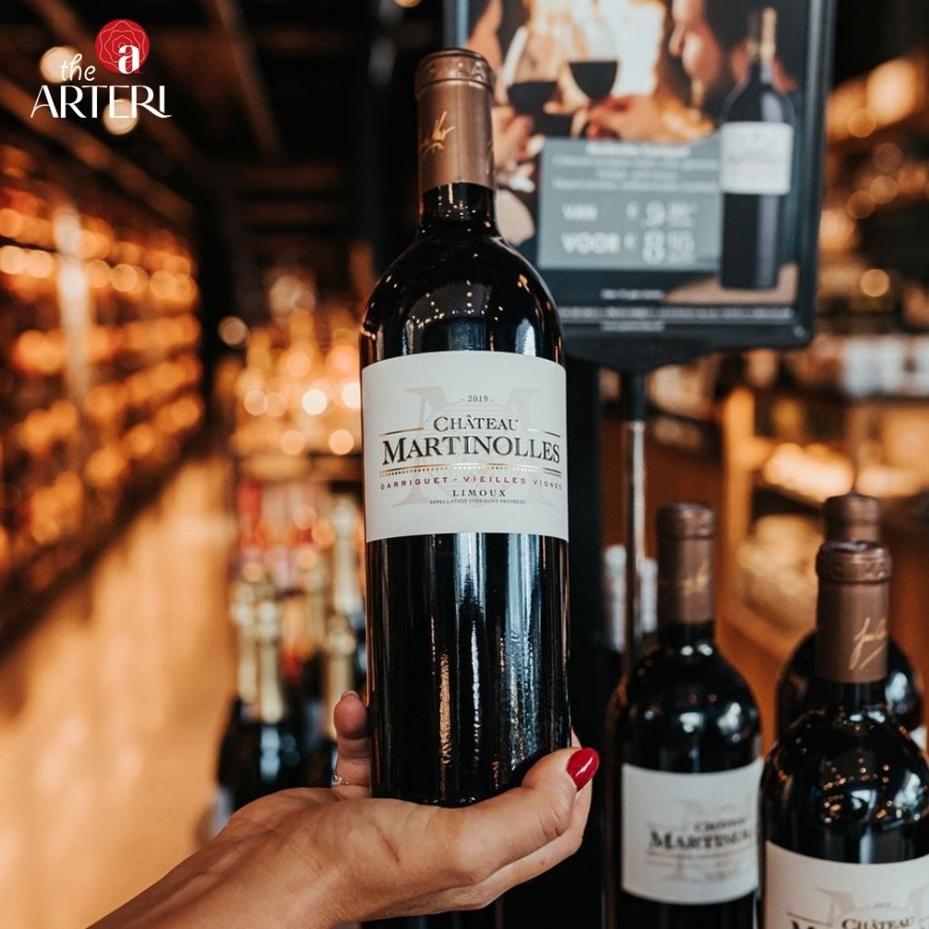 Giữa không gian trầm ấm, Martinolles nổi bật như điểm nhấn đầy cuốn hút của nghệ thuật thưởng vang Pháp.