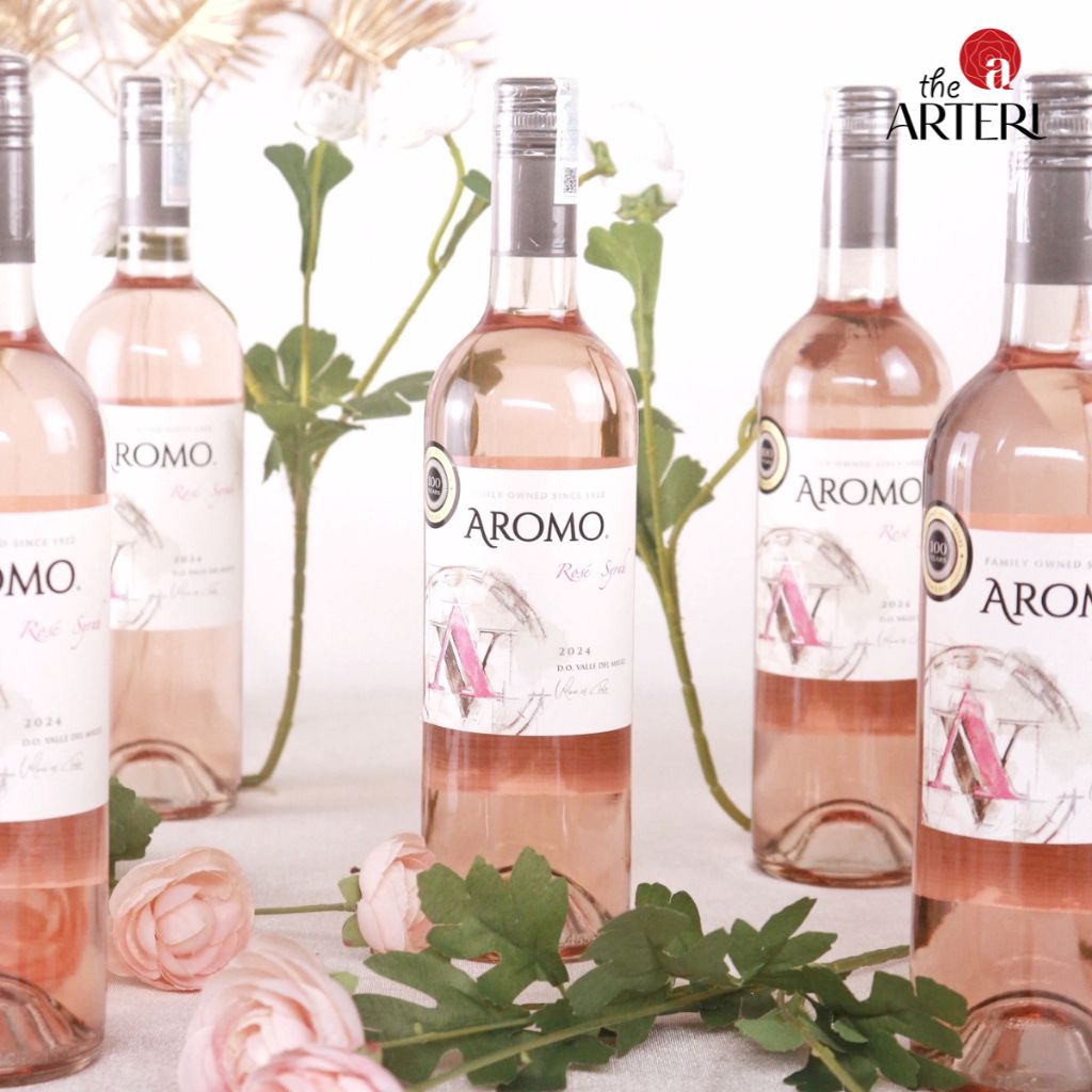 Với sắc hồng ki&ecirc;u sa Rose Syrah nổi bật giữa vườn hoa.