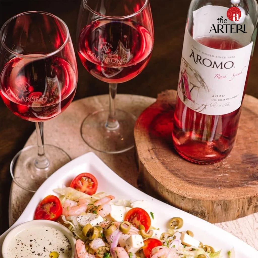 Hương vị thanh nhẹ của Rose Syrah l&agrave;m b&ugrave;ng l&ecirc;n hương vị của m&oacute;n salad hải sản.