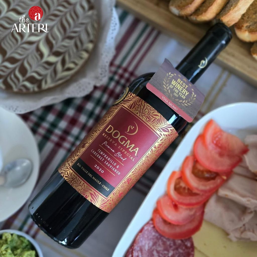 Giữa bàn tiệc giản dị, chai vang mang danh hiệu “Winery of the Year” trở thành điểm nhấn đầy tự hào 