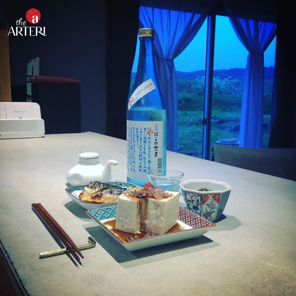 Ngồi bên cửa sổ, nhâm nhi sake Hiya cùng bữa ăn truyền thống Nhật Bản- khoảnh khắc thư giãn cuối ngày.