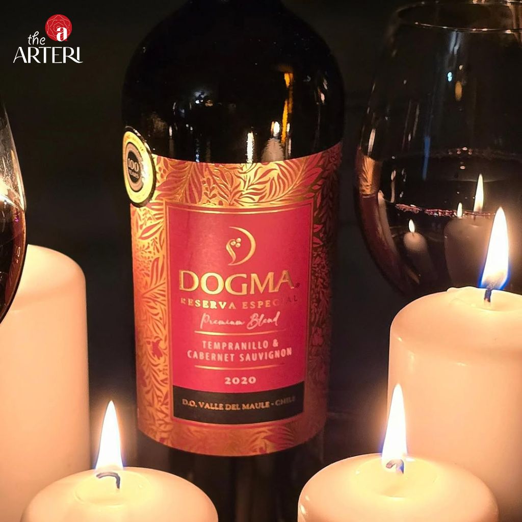 Trong ánh nến ấm áp, một ly Dogma Reserva Especial sóng sánh trở thành điểm chạm tinh tế cho khoảnh khắc lãng mạn bên người thương.
