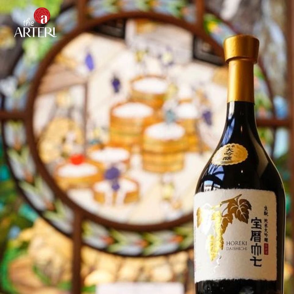 Daishichi Horeki &ndash; tinh hoa Kimoto cổ truyền, nổi bật với họa tiết l&aacute; thường xu&acirc;n d&aacute;t v&agrave;ng đầy kh&iacute; chất.