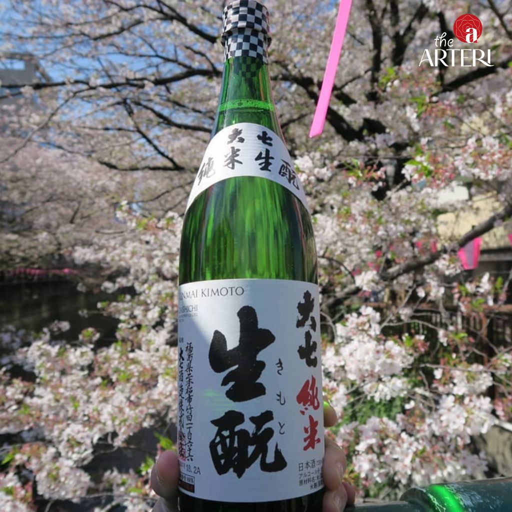 Hòa mình vào mùa hoa, nhấp một ngụm Junmai Kimoto cay nhẹ.