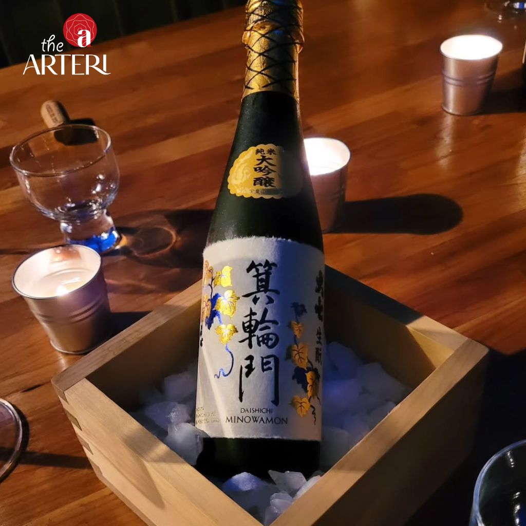 Daishichi Minowamon – tuyệt phẩm sake truyền thống, kết tinh từ tinh hoa và thời gian, toát lên vẻ sang trọng dưới ánh nến dịu nhẹ.