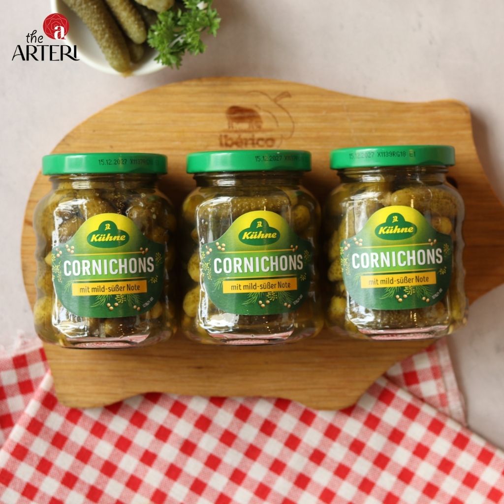 Dưa chuột ng&acirc;m Kuhne &ndash; " người bạn " đồng h&agrave;nh ho&agrave;n hảo c&ugrave;ng jamon iberico, ph&ocirc; mai, cracker tạo n&ecirc;n set charcuterie chuẩn vị.