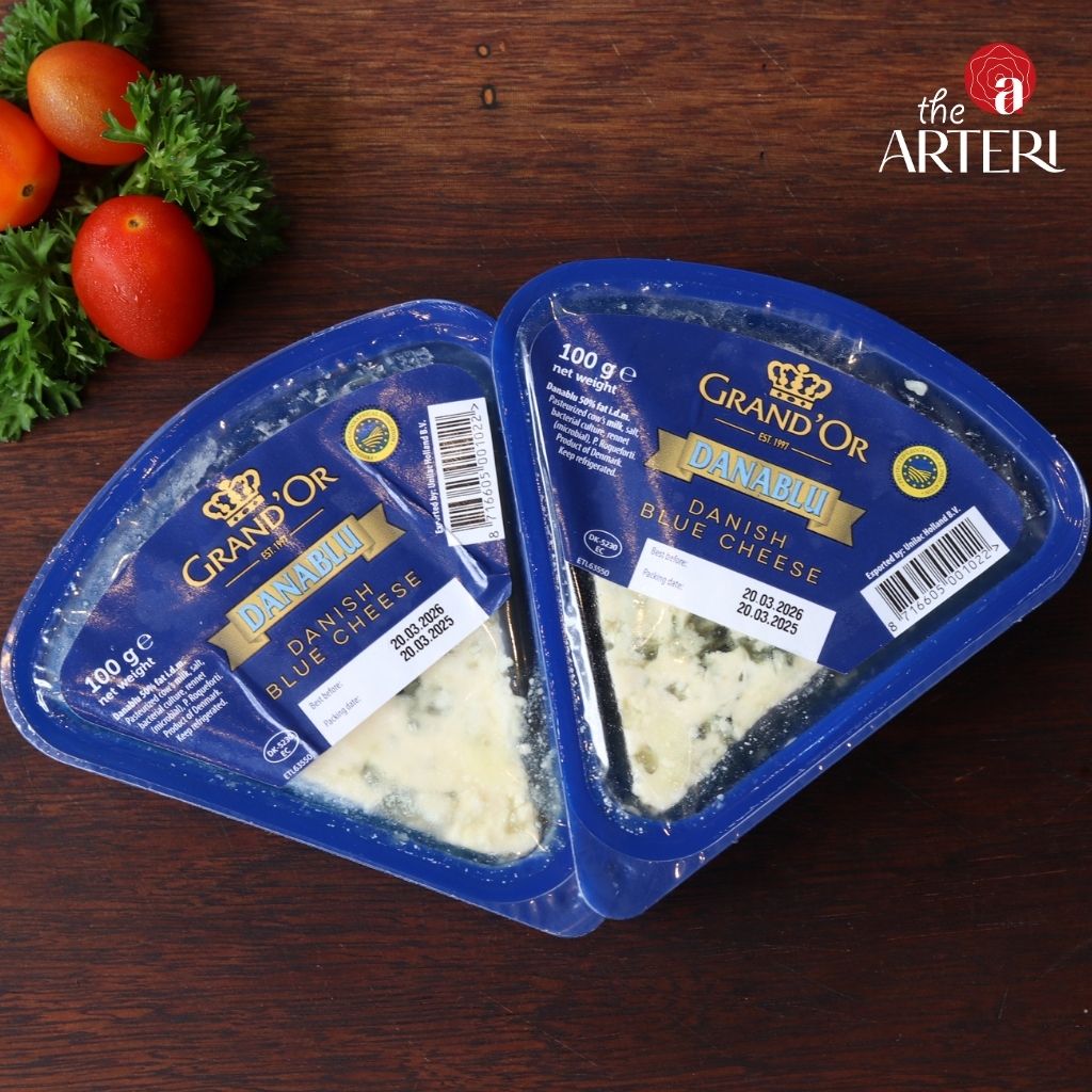 Danablu – dòng phô mai xanh đặc trưng với mốc xanh tự nhiên và vị béo mặn nhẹ.