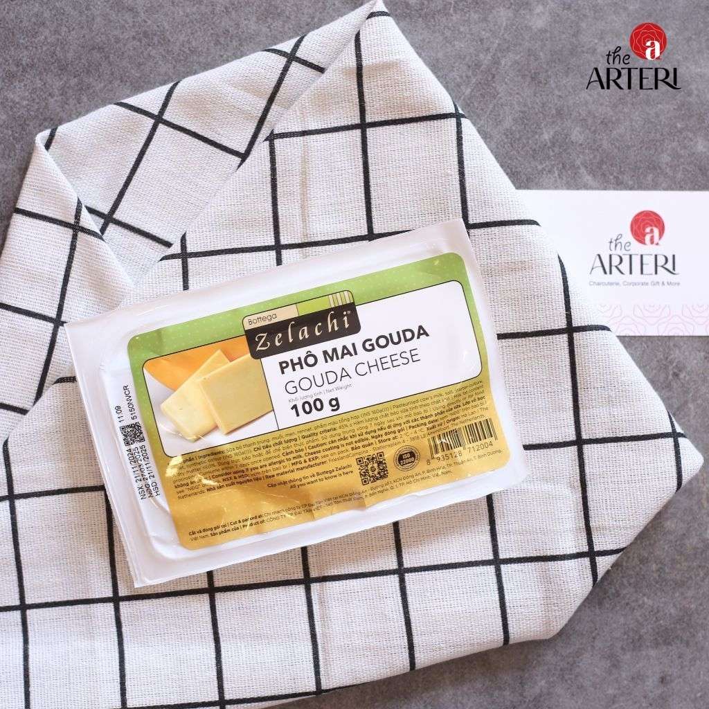 Một l&aacute;t Gouda &ndash; một mảnh gh&eacute;p ho&agrave;n hảo cho khay charcuterie. B&eacute;o mịn, dễ kết hợp c&ugrave;ng tr&aacute;i c&acirc;y, thịt nguội v&agrave; b&aacute;nh cracker.