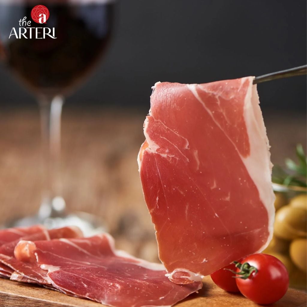 Thưởng thức l&aacute;t Serrano mịn m&agrave;ng c&ugrave;ng ly vang đỏ &ndash; trải nghiệm vị gi&aacute;c tinh tế.