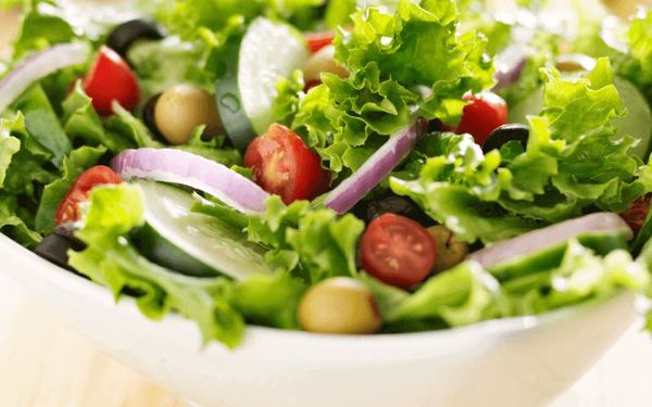 qua-oliu-xanh-latino-bella-khong-hat-ket-hop-cung-salad