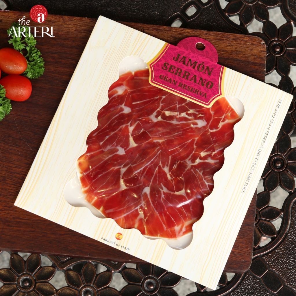 Tinh hoa Tây Ban Nha trong từng lát thịt – Jamón Serrano Gran Reserva được ủ khô tự nhiên, đậm đà và mềm mịn đến từng thớ thịt.