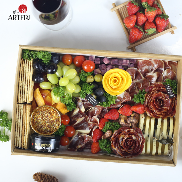 Set charcuterie đầy màu sắc – chuẩn bị sẵn sàng cho buổi tiệc nhỏ tại gia.
