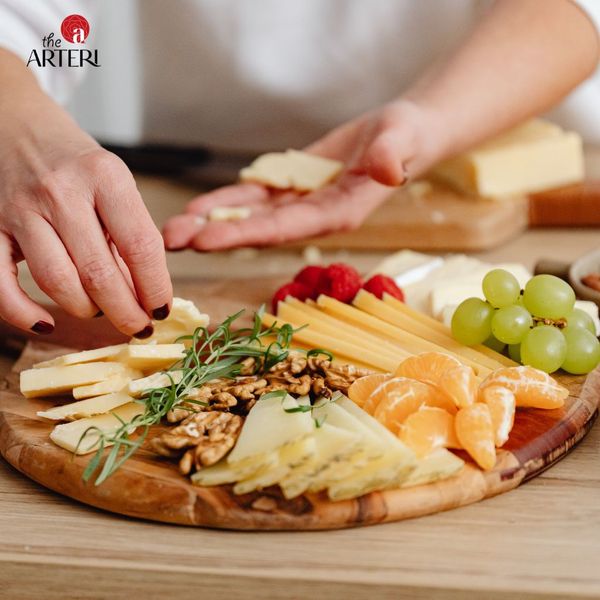 Tự tay bày trí – thêm chút sáng tạo cho bàn tiệc ấm cúng.