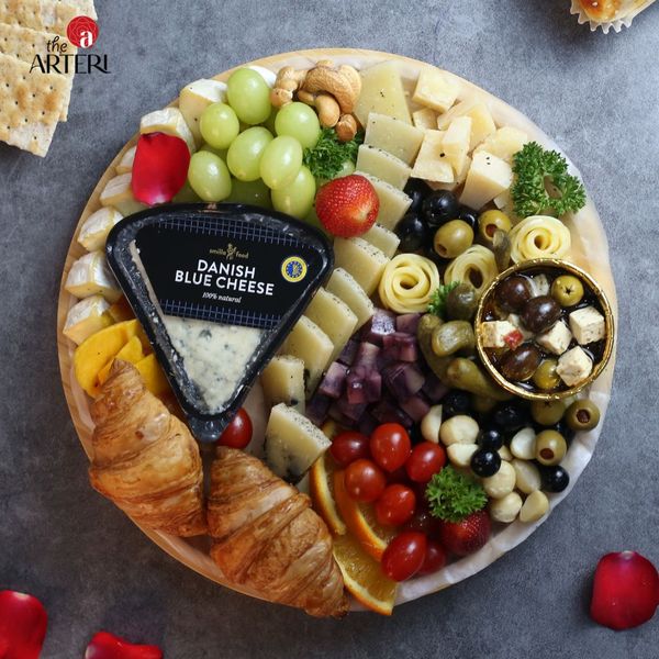 Một đĩa charcuterie sang trọng chỉ với nguyên liệu có sẵn tại TheARTERI