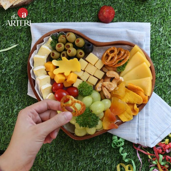 Kết hợp phô mai, trái cây và hạt giòn rụm – dễ làm, ngon miệng.