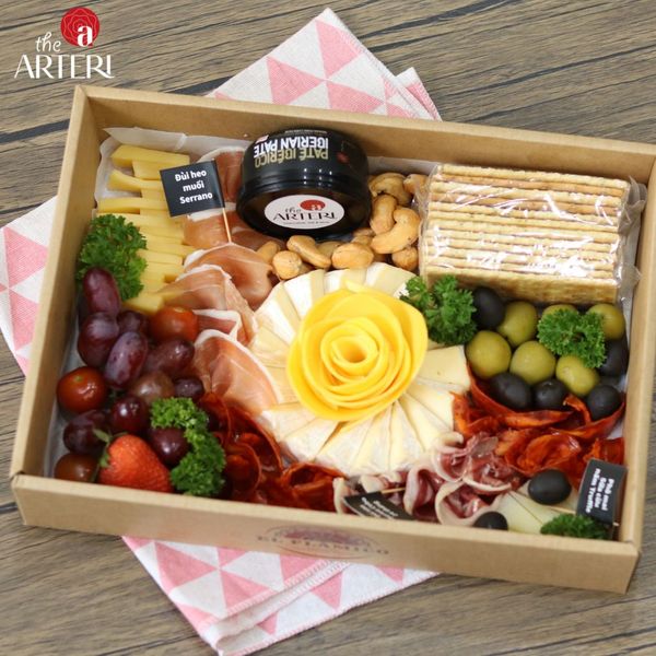 Charcuterie Âu – quyến rũ với đùi heo muối, phô mai và rượu vang.