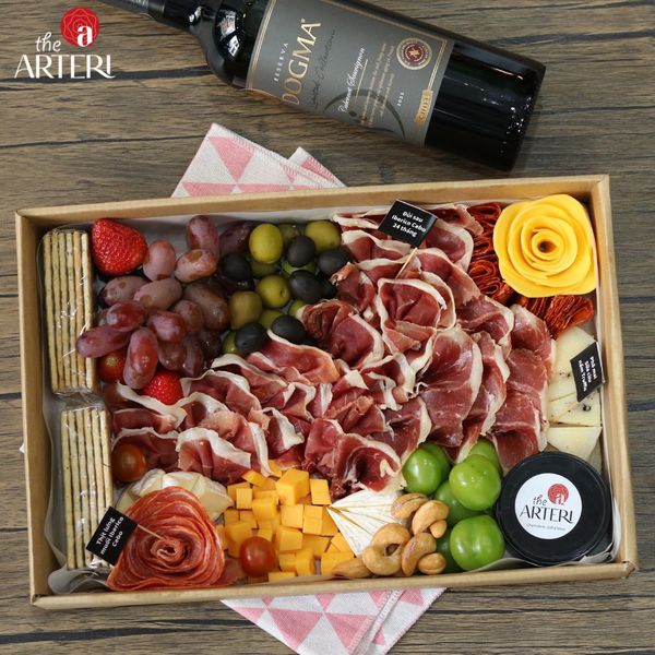 Hộp charcuterie Âu – cân bằng giữa phô mai, thịt nguội và trái cây.