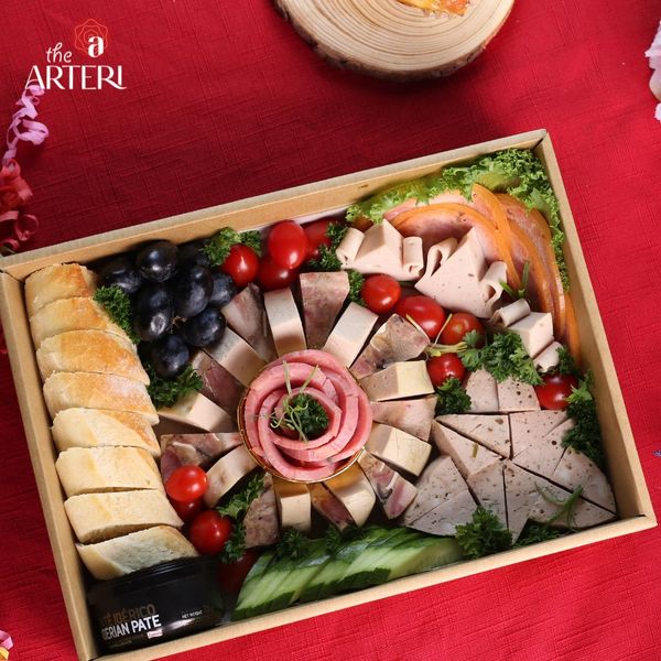 Set giò chả Việt Nam – gọn gàng, tinh tế và đậm đà.