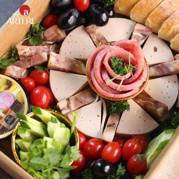 Charcuterie phiên bản châu Á – kết hợp giò chả, rau củ và trái cây tươi.