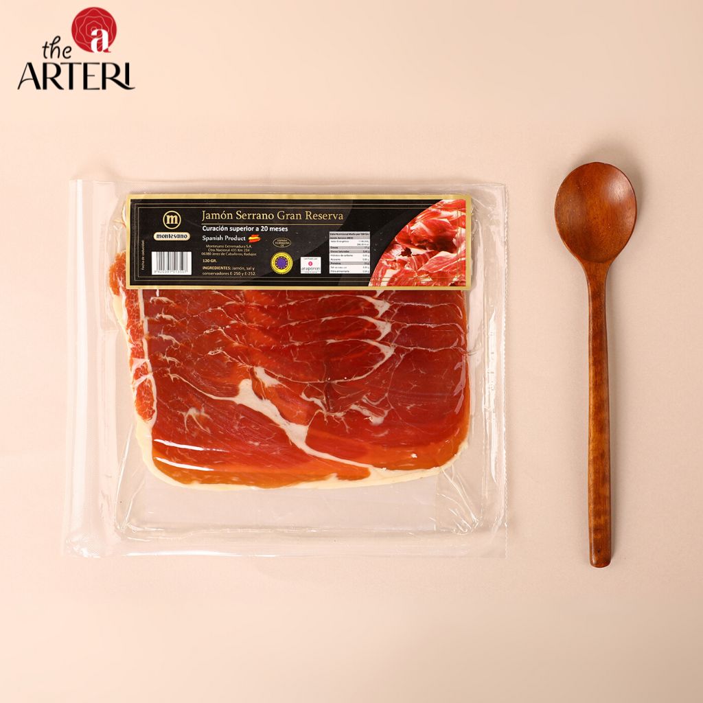 Cắt tay bởi nghệ nhân Tây Ban Nha – Jamón Serrano Montesano mang trọn tinh hoa vùng Địa Trung Hải.