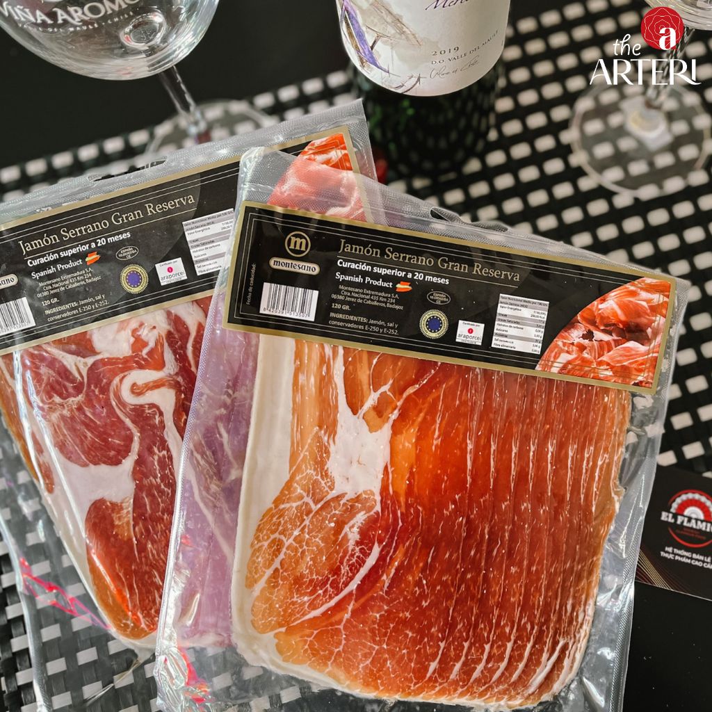 Mỏng đều, vị chuẩn – Jamón Serrano phối hợp vang đỏ sẵn sàng chinh phục cả những thực khách khó tính.