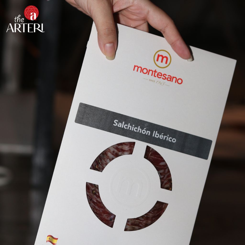 Sản xuất tại vùng Extremadura danh tiếng, Salchichón Ibérico là lát cắt đậm đà của văn hóa ẩm thực Tây Ban Nha.