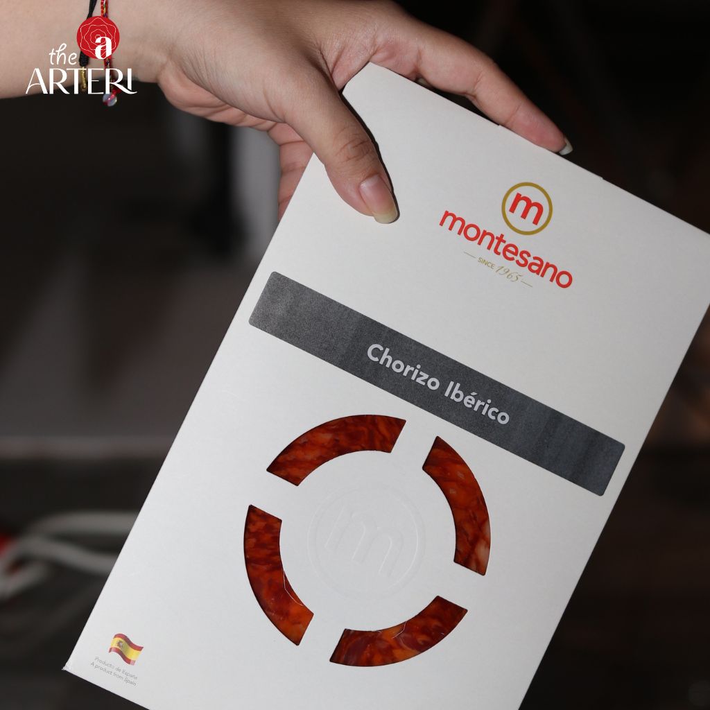 Từ heo Iberico nu&ocirc;i thả, từng l&aacute;t chorizo l&agrave; sự h&ograve;a quyện giữa thịt nạc săn chắc v&agrave; gia vị truyền thống.