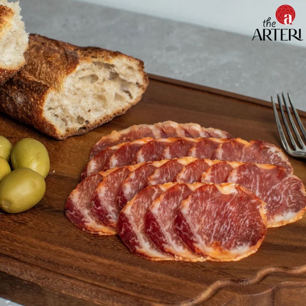 Kết hợp k&egrave;m b&aacute;nh m&igrave; v&agrave; v&agrave;i quả olive, c&oacute; ngay bữa ăn tiện lợi - đ&uacute;ng chất ẩm thực T&acirc;y Ban Nha.