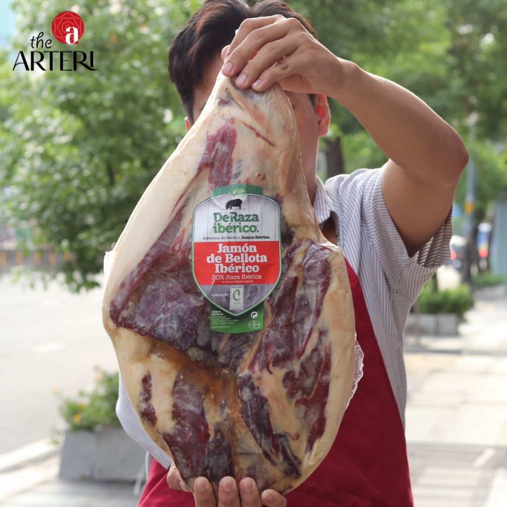 Đùi sau Iberico Bellota không xương Deraza – ủ muối 36 tháng, thịt đỏ sẫm, vân mỡ cẩm tự nhiên, đạt chuẩn chất lượng châu Âu.