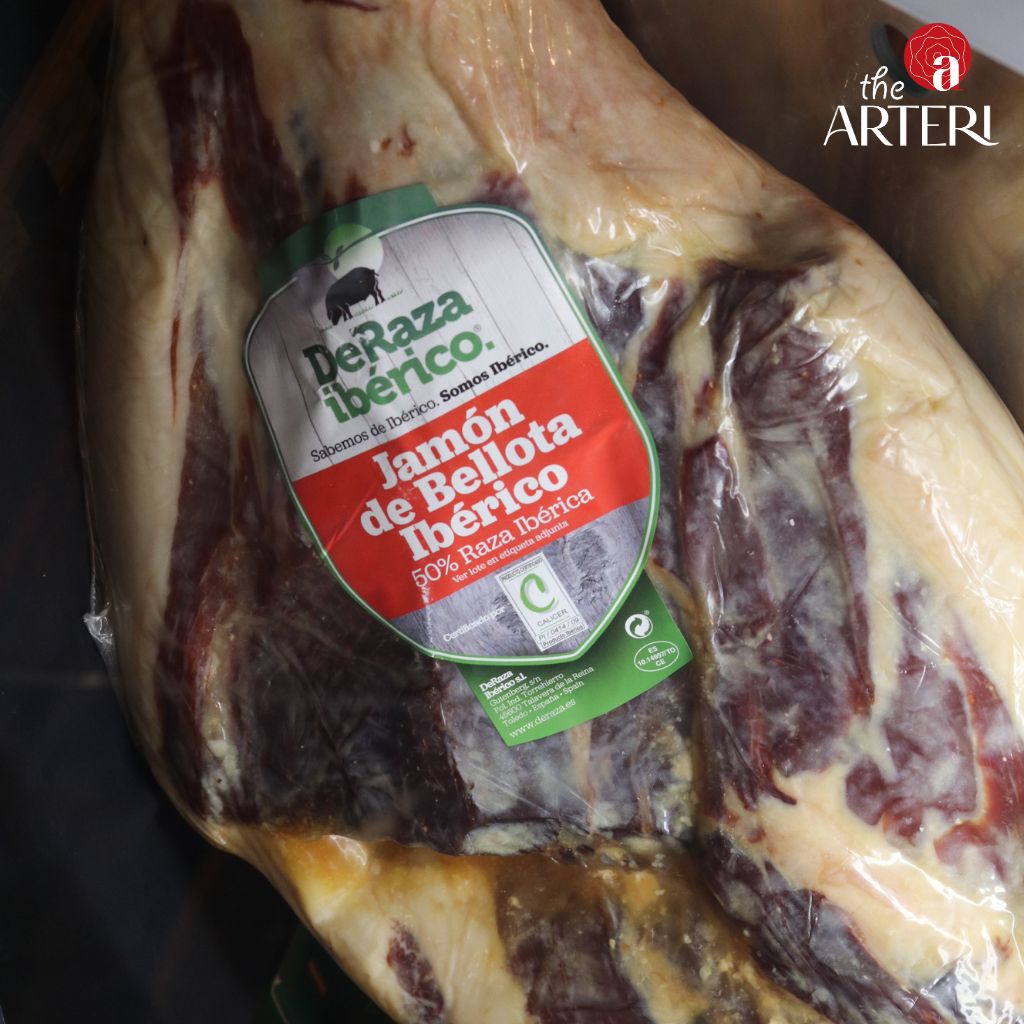 Đùi sau Iberico Bellota không xương – tiện lợi khi cắt, dễ bảo quản, vẫn giữ trọn hương vị đậm đà và độ béo nhẹ từ heo đen ăn hạt dẻ sồi.