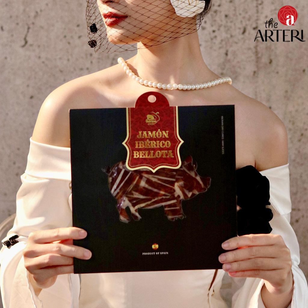 Một lát Bellota – ba năm ủ muối, cô đọng tinh hoa, dành riêng cho tin đồ đam mê ẩm thực.